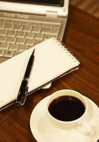 咖啡與筆記本 辦公文化中的簡約美學